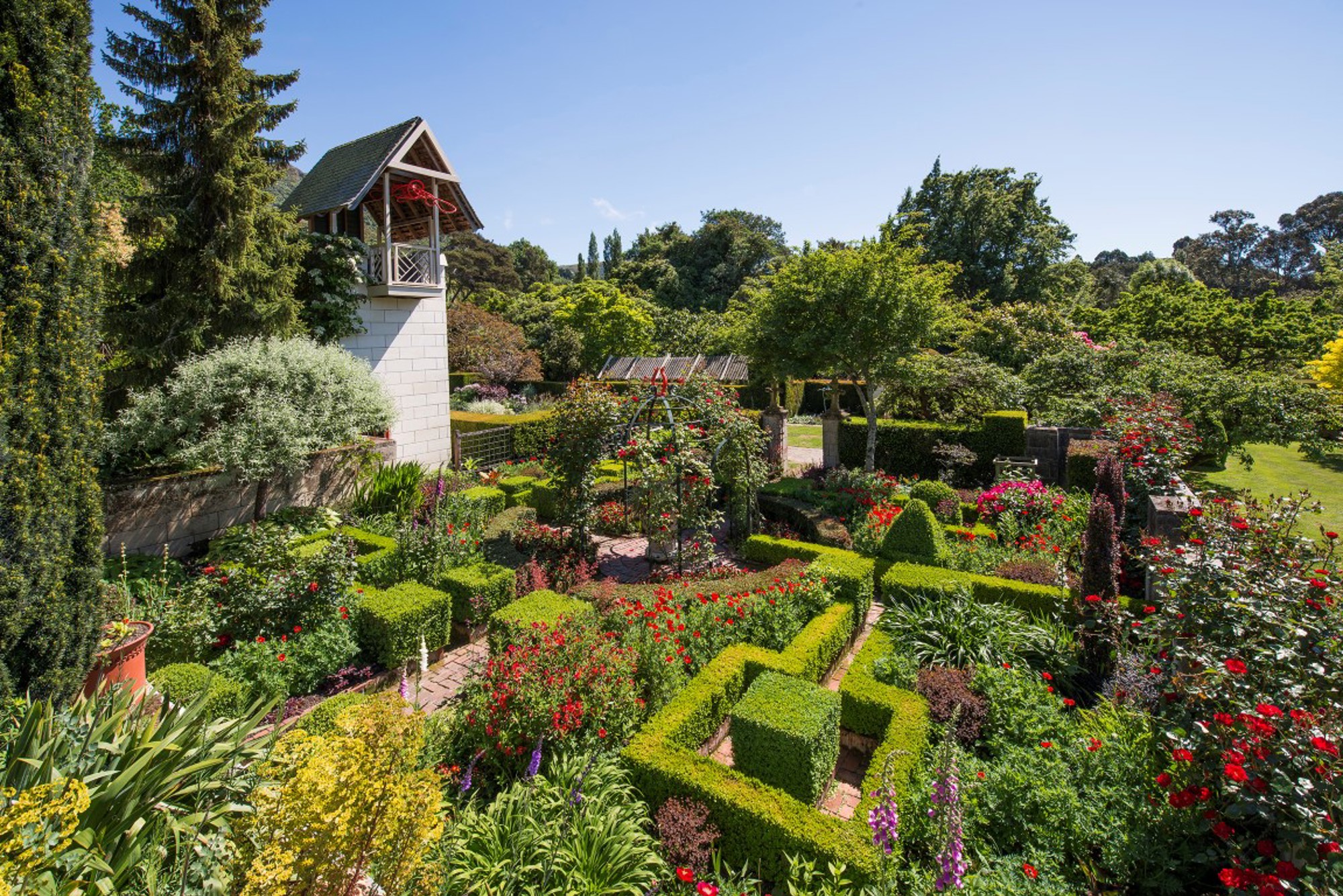 7 Ohinetahi Garden Red Garden (Medium)