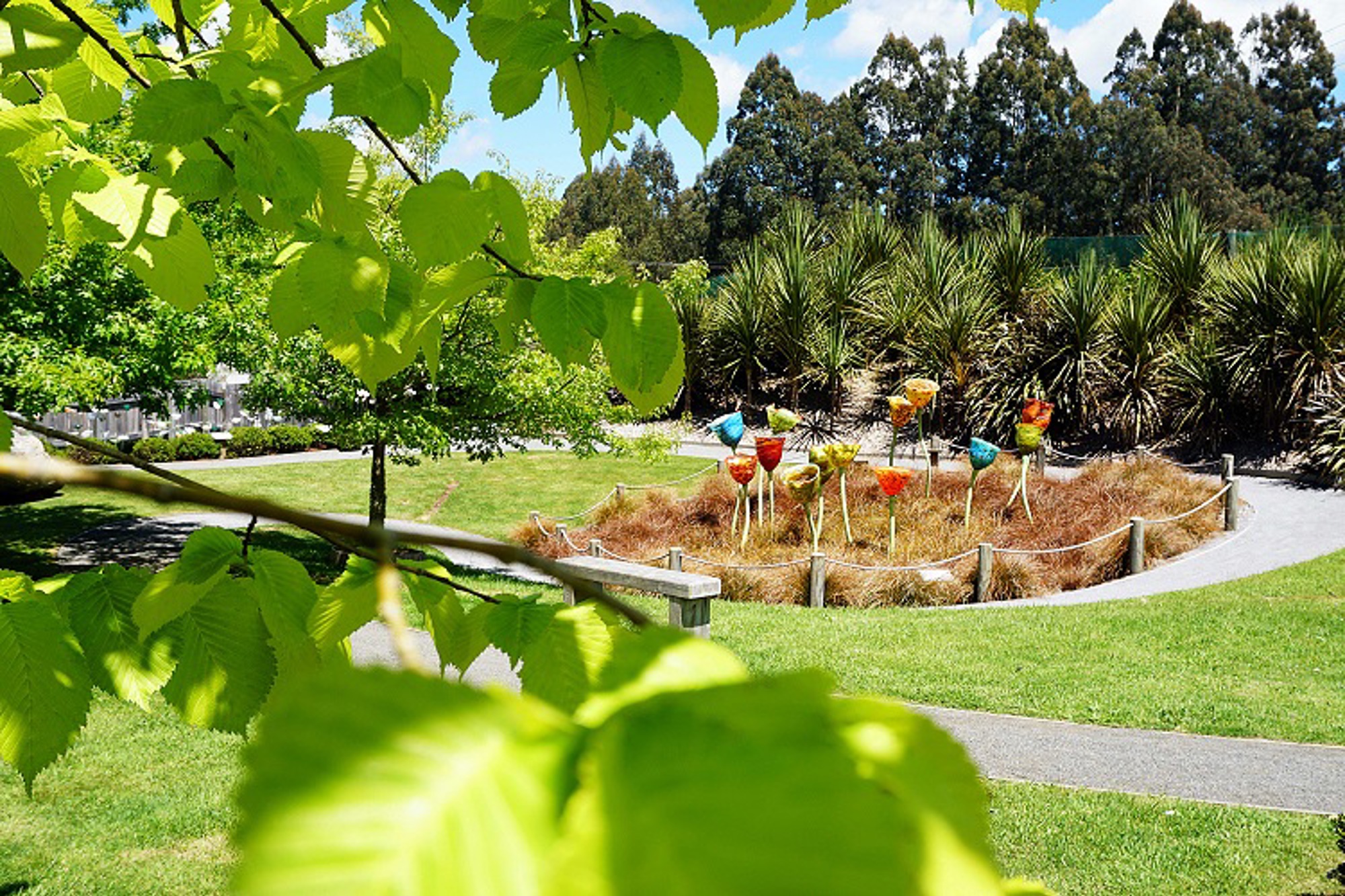 Lava Glass Sculpture Garden Big Flowers Green (1)